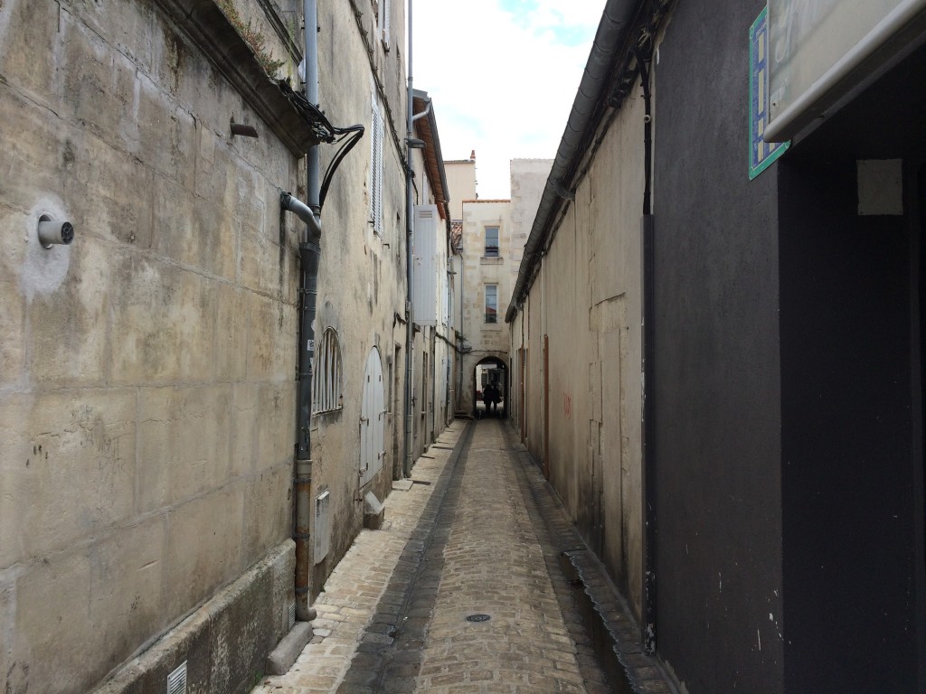 No problems driving up this lane, La Rochelle.  2014